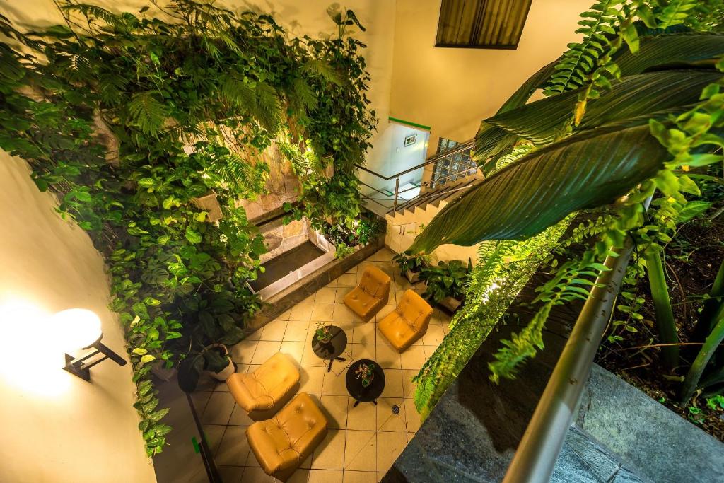 利马范宁酒店的享有带椅子和植物的房间的顶部景色