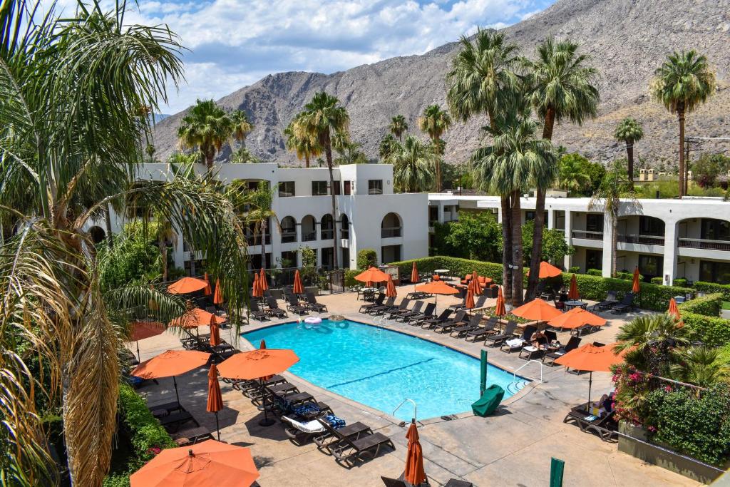 棕榈泉棕榈山Spa度假酒店的享有酒店空中景色,设有游泳池和棕榈树