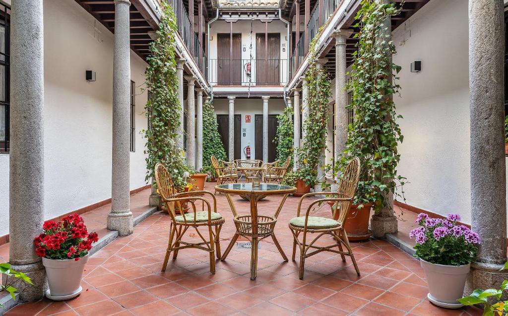 格拉纳达ADANAR-Las Columnas的一个带桌椅和植物的庭院