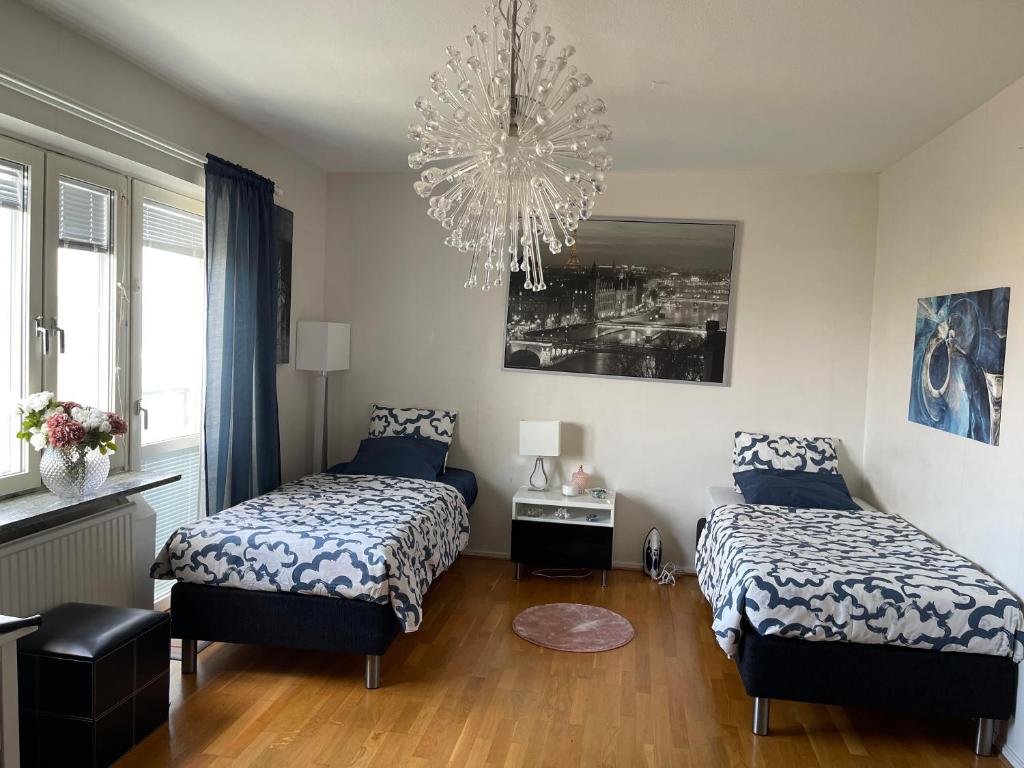 延雪平Tway luxury homes的一间卧室配有两张床和吊灯。