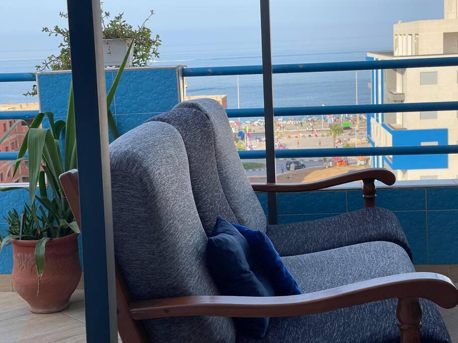 拉乌Grand appart avec vue sur mer的海景阳台上的椅子