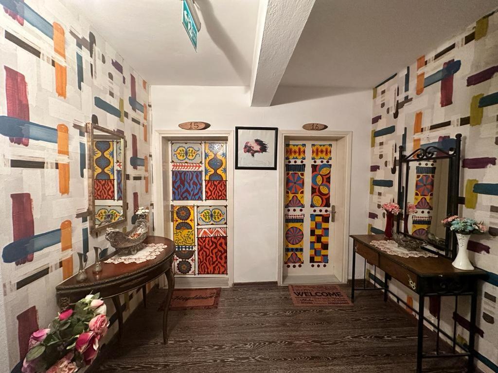 乌尔拉Bonjourla Otel的一间设有彩色彩色玻璃窗和走廊的房间