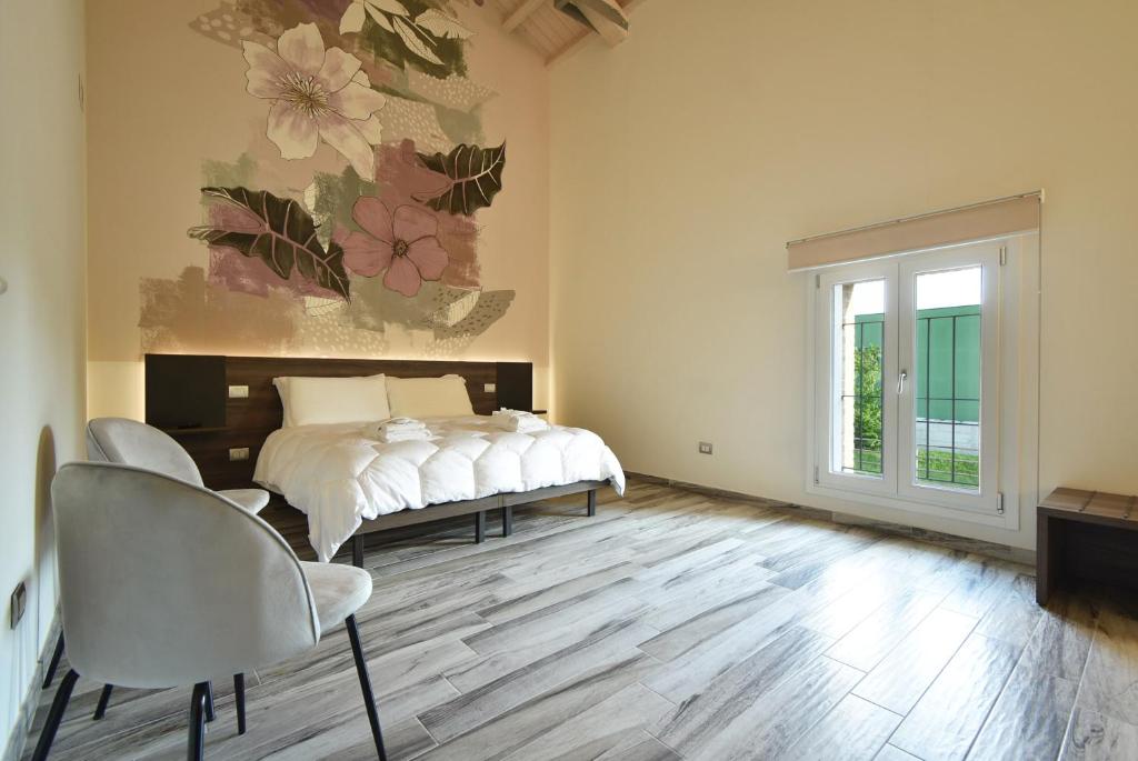 帕多瓦Royal Garden luxury rooms的卧室配有一张床和一张桌子及椅子