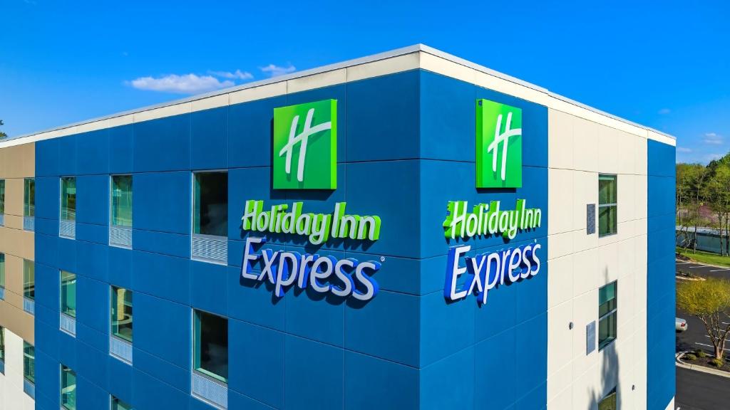 亨茨维尔Holiday Inn Express - Huntsville Space Center, an IHG Hotel的上面有hilton快速标识的建筑
