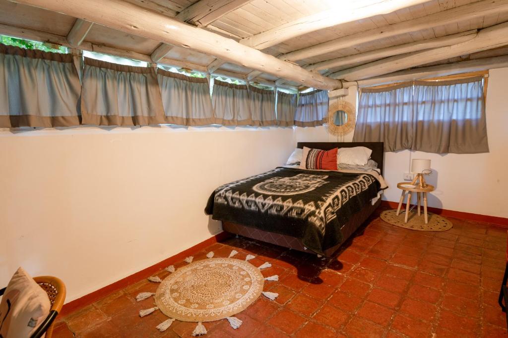 Los Baños del IncaCabaña Kinti Q'umir Umiña en Kinti Wasi的卧室配有一张床