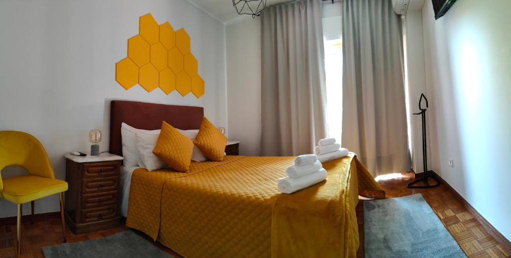 查韦斯Casa Valadim的一间卧室配有黄色的床和黄色的椅子