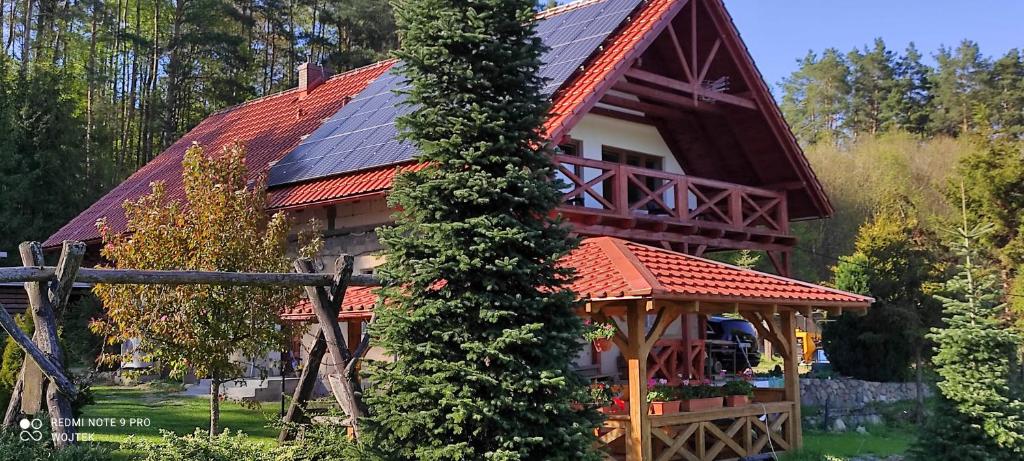 Gajówka Świt的一座大型房子,屋顶上设有太阳能电池板