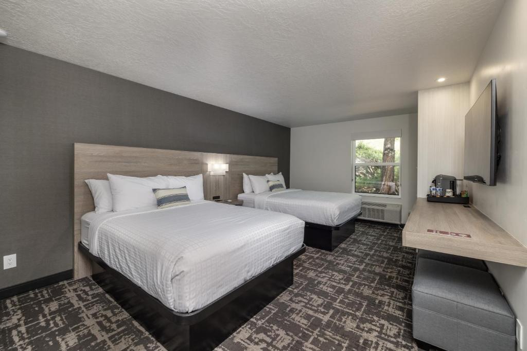 斯普林代尔Montclair Inn & Suites at Zion National Park的酒店客房设有两张床和窗户。