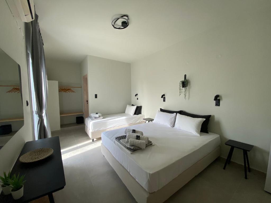 帕罗奇亚Mellow Paros的白色的卧室配有一张白色的大床和一张桌子