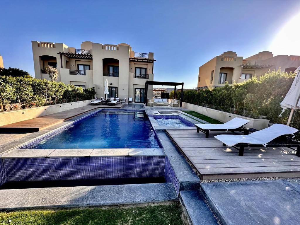 赫尔格达Luxurious Villa with Infinity Private Pool & Jacuzzi over Sabina Island's Lagoon的大楼前带游泳池的房子