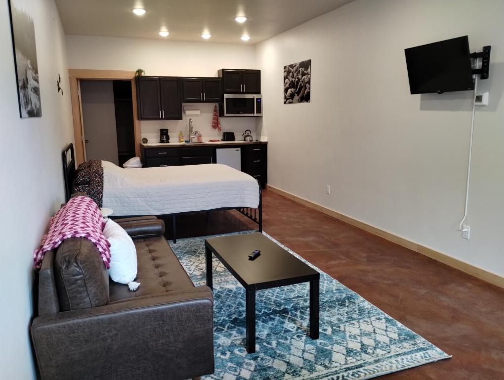 荷马Grewingk Suite - Homer Seaplane Base的一个小客厅,配有一张床和一张沙发