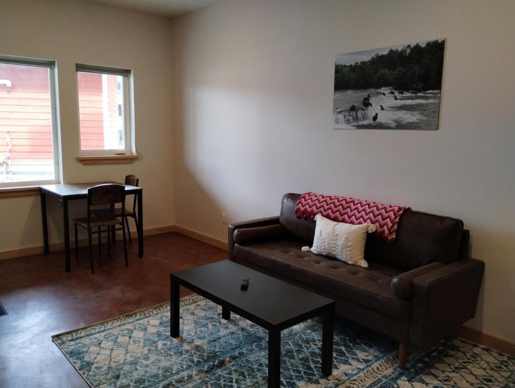 荷马Grewingk Suite - Homer Seaplane Base的客厅配有棕色沙发和桌子