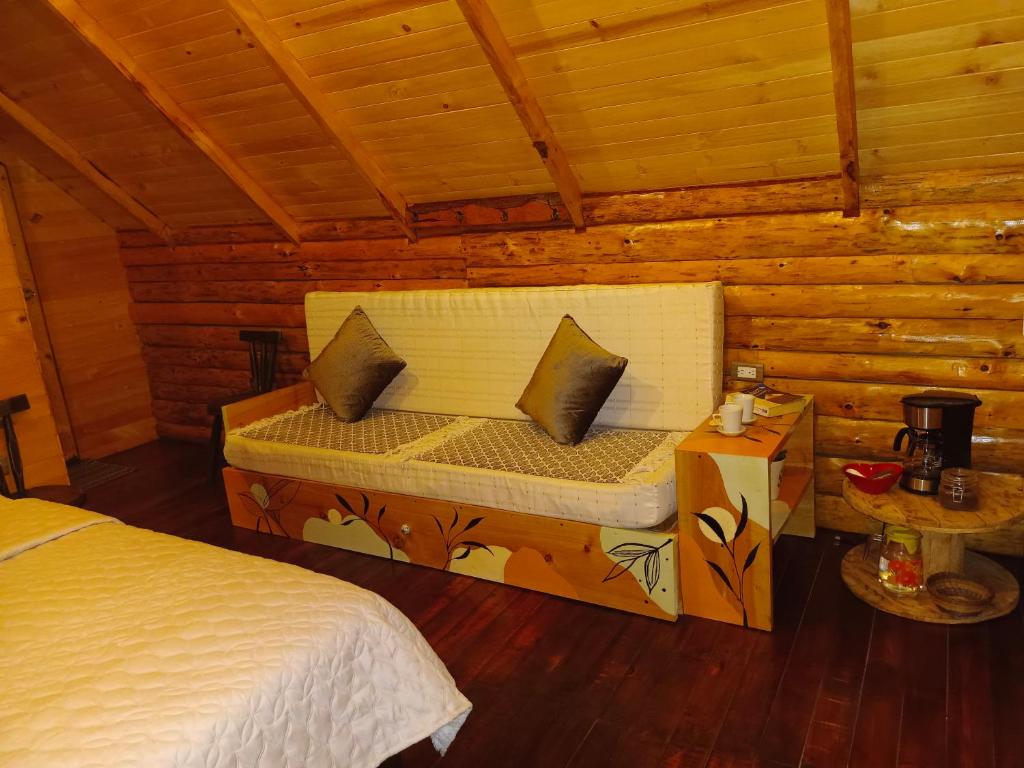 锡帕基拉Glamping El Ocaso的小木屋内的一张床位,配有两个枕头
