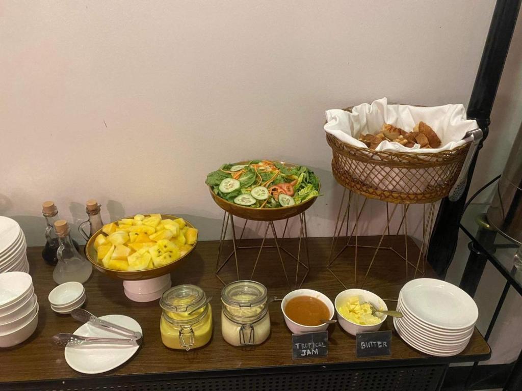 马尼拉Summit Hotel Magnolia的桌上放有盘子和碗的食物