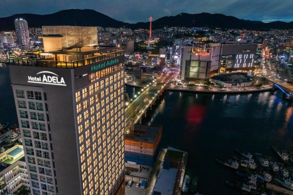 釜山Hotel Adela的夜晚的城市景观