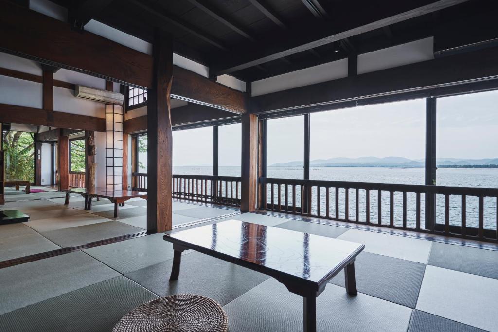 海津市奥琵琶湖　四季亭的一间带桌子并享有水景的客厅