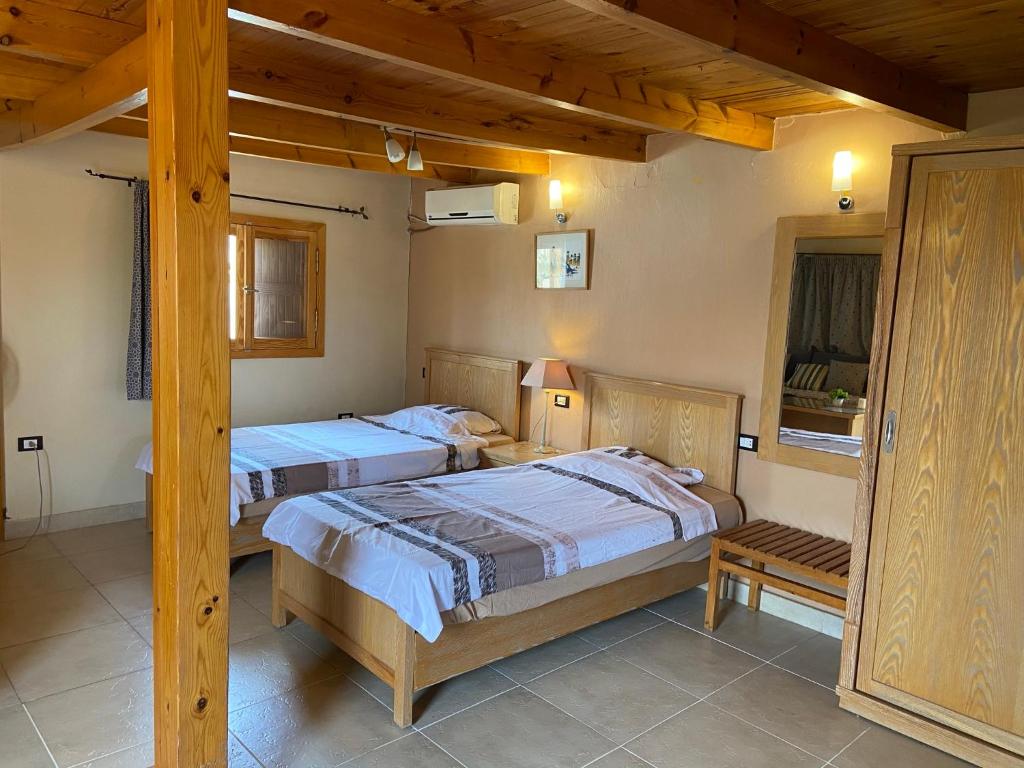 赫尔格达赫尔格达景观别墅公寓酒店的配有木天花板的客房设有两张床。