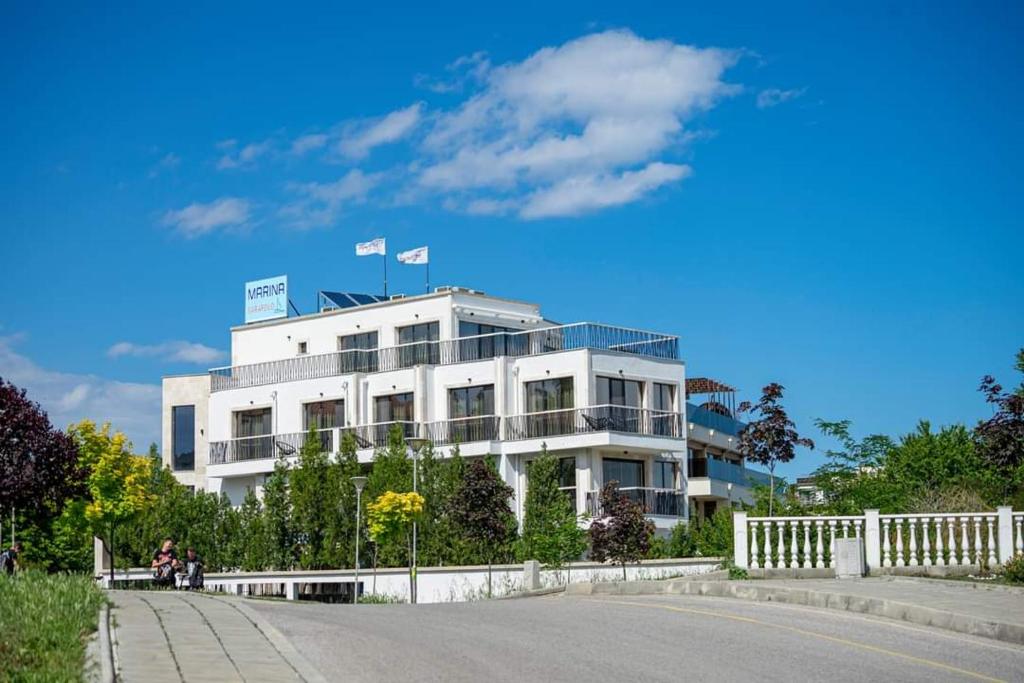 布尔加斯Marina Sarafovo的上面有两面旗帜的白色建筑