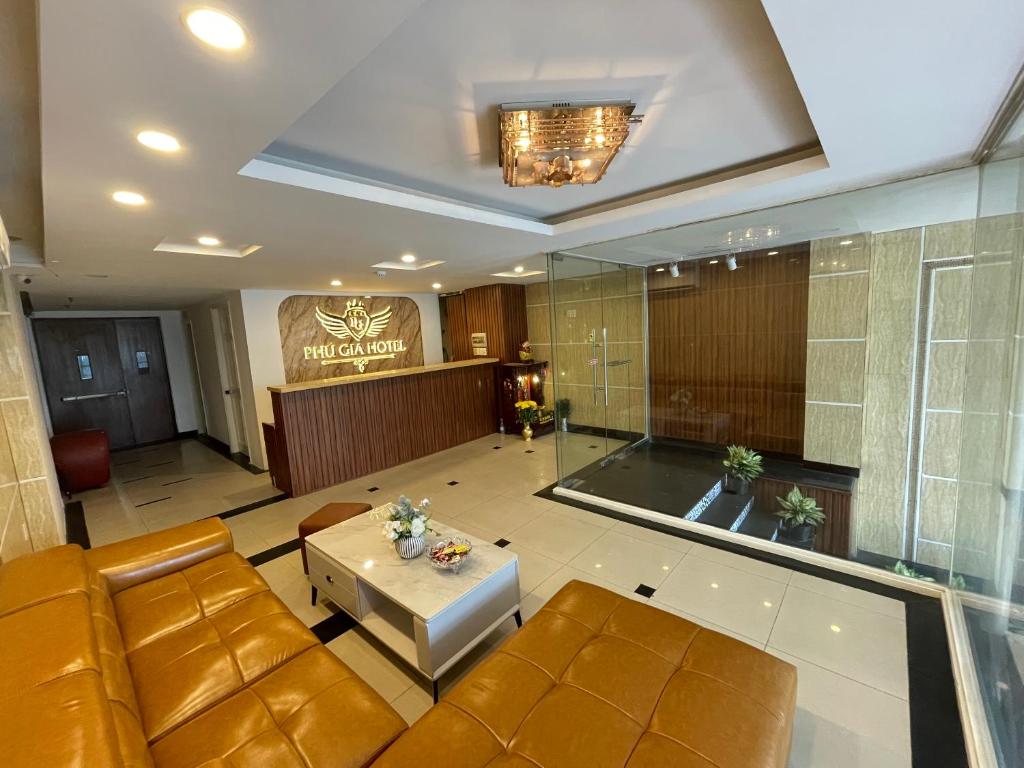 胡志明市Phú Gia Hotel的大堂配有沙发和桌子