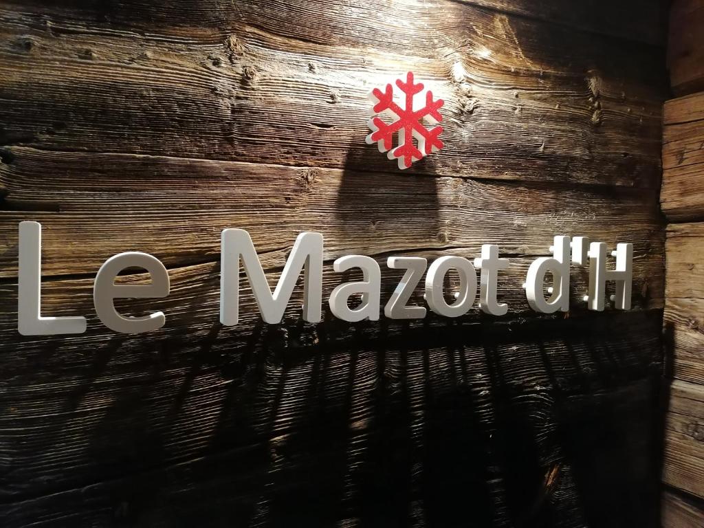 EntremontLe mazot d'H的木墙上写着“ ⁇ 油”字样的标志