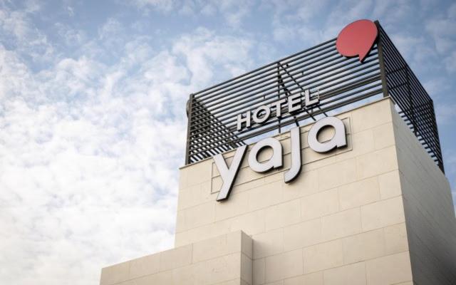 釜山Hotel Yaja Gwangalli的建筑物顶部的隆达标志