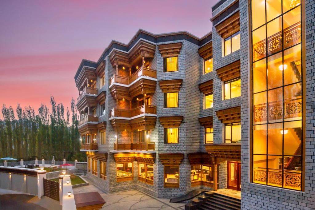 列城Hotel Gyalpo Residency - A Mountain View Luxury Hotel in Leh的黄昏时 ⁇ 染建筑物