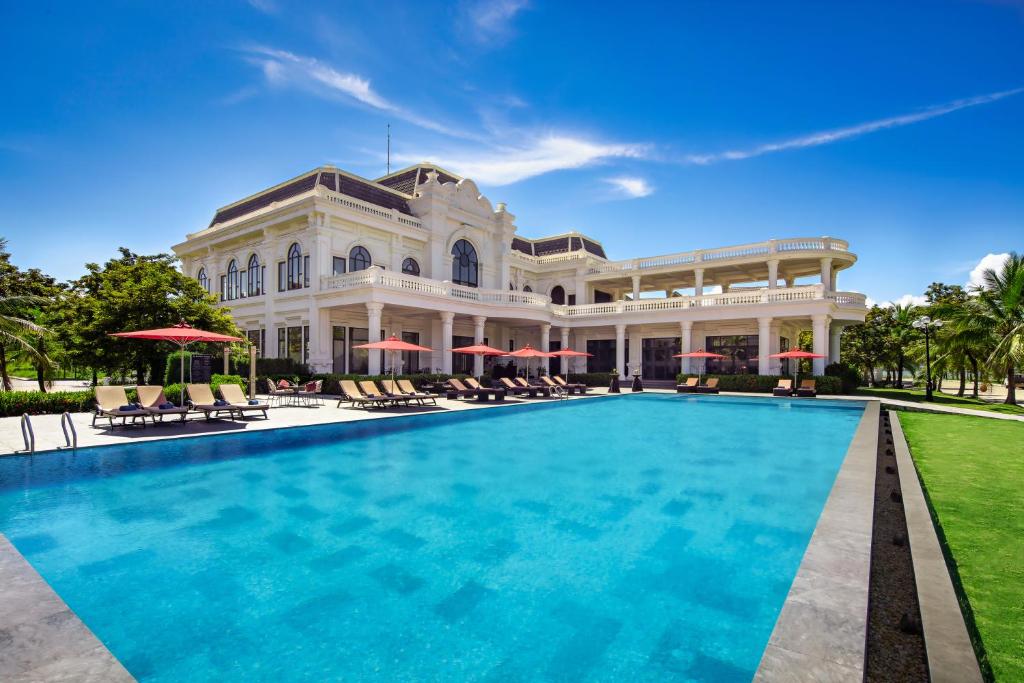 下龙湾天堂套房酒店 的一座大房子,前面设有一个游泳池