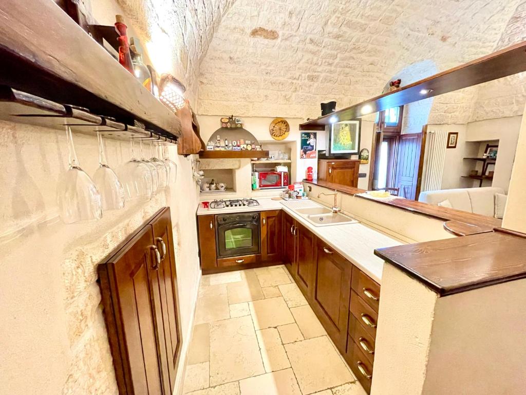 奥斯图尼Casa Vega的一个带水槽和炉灶的大厨房