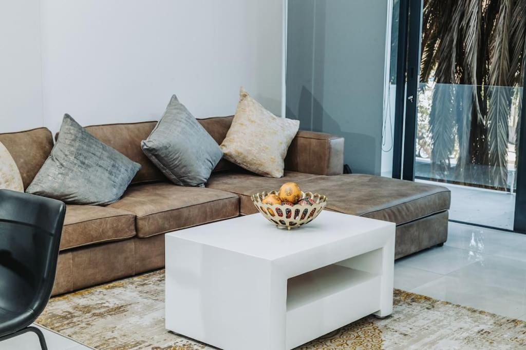 约翰内斯堡Luxury Rosebank Apartment with backup power的客厅配有沙发和桌子