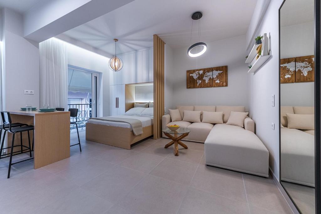 雅典Feel like home的客厅配有沙发和1张床