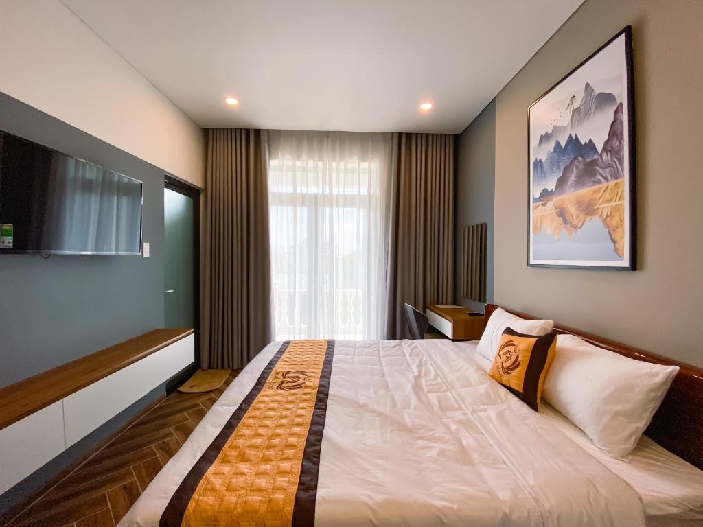 潘郎Khách sạn Miami Ninh Thuận的一间卧室设有一张大床和一个窗户。
