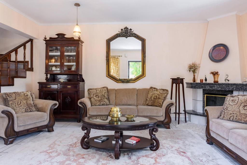 科孚镇Villa Armeni by CorfuEscapes的客厅配有沙发和桌子