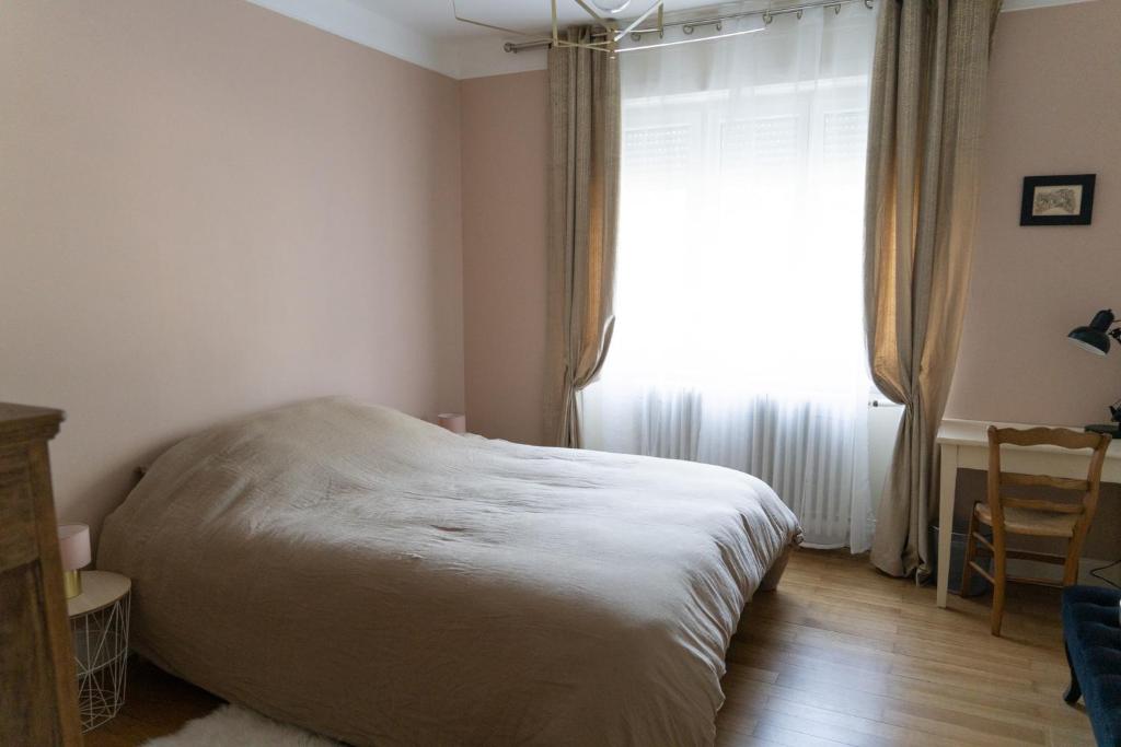 科尔马Yapot的一间卧室设有一张床和一个大窗户