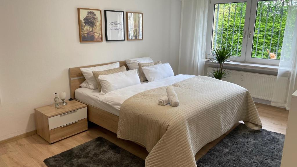 哈姆Modern Terrace Apartment Free Wifi Free Parking and Netflix的一间卧室配有一张带白色床单的床和一扇窗户。
