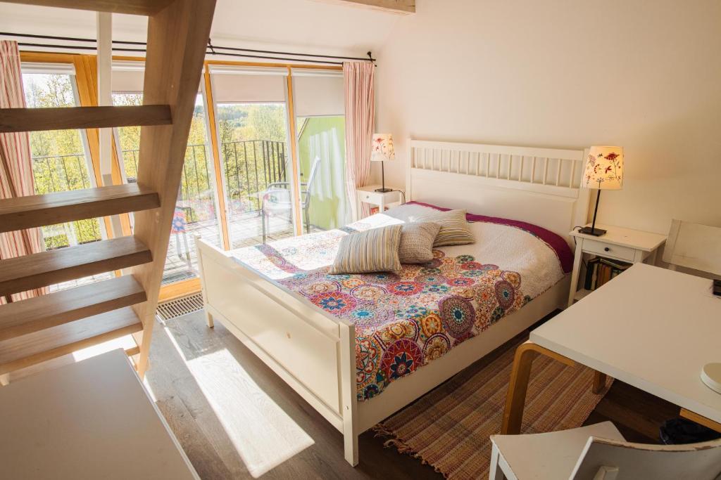 加尔格日代利群酒店的一间小卧室,配有床和窗户