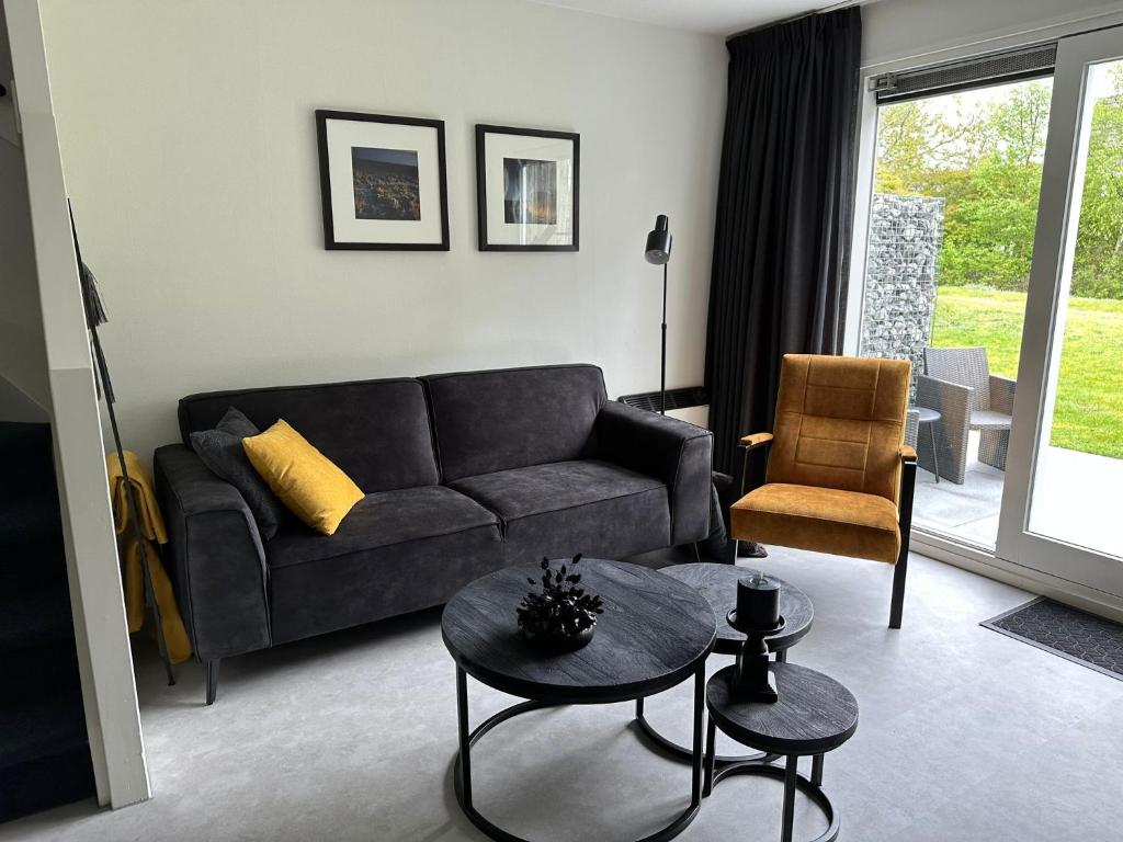 霍勒姆Prins Heerlijk Amelander Kaap 81的客厅配有沙发和桌子