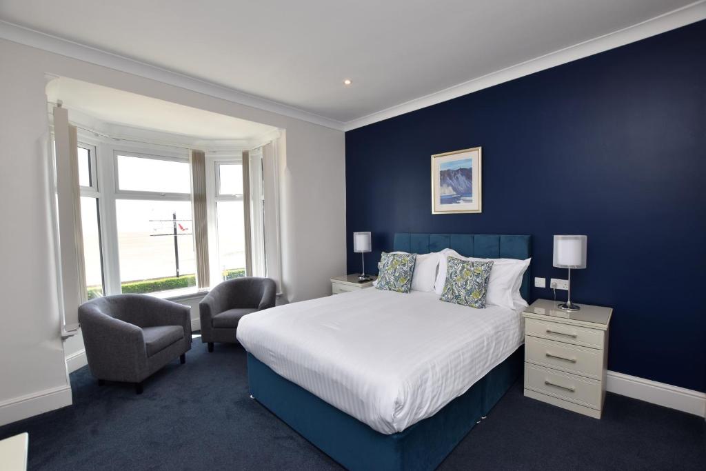 克利索普斯Kingsway Hotel.的一间卧室设有一张床和蓝色的墙壁