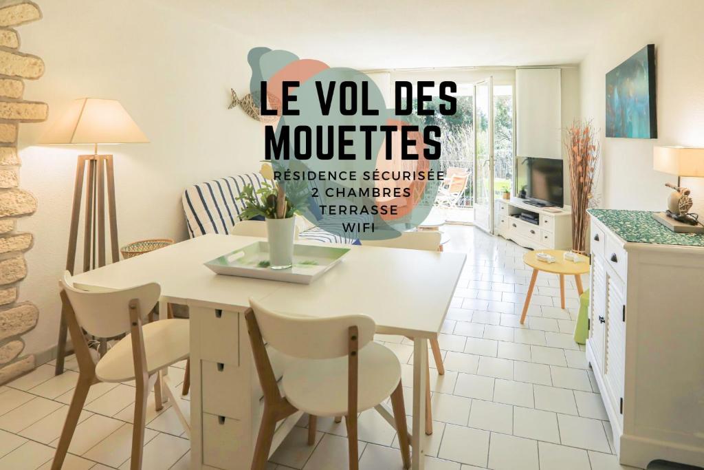 孔格林✦ Le Vol des Mouettes ✦ Port-Cogolin的厨房以及带桌椅的用餐室。