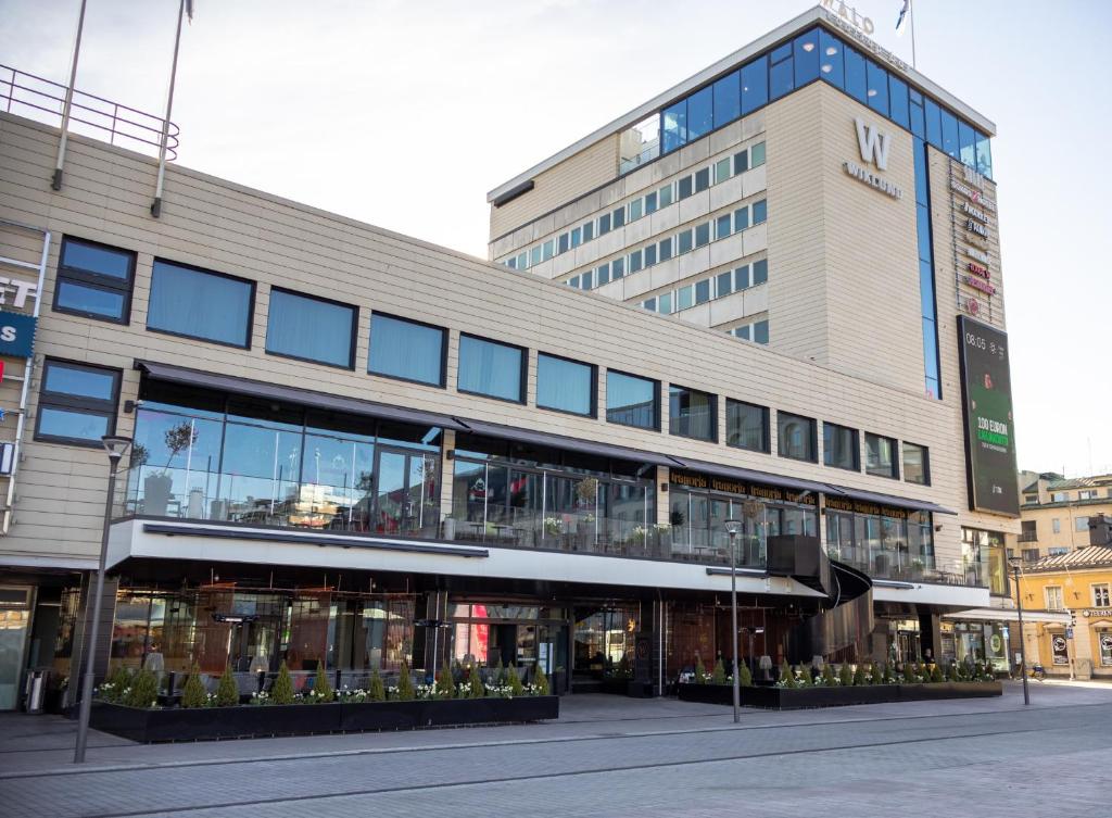 图尔库Original Sokos Hotel Wiklund的一座拥有许多窗户的大型建筑