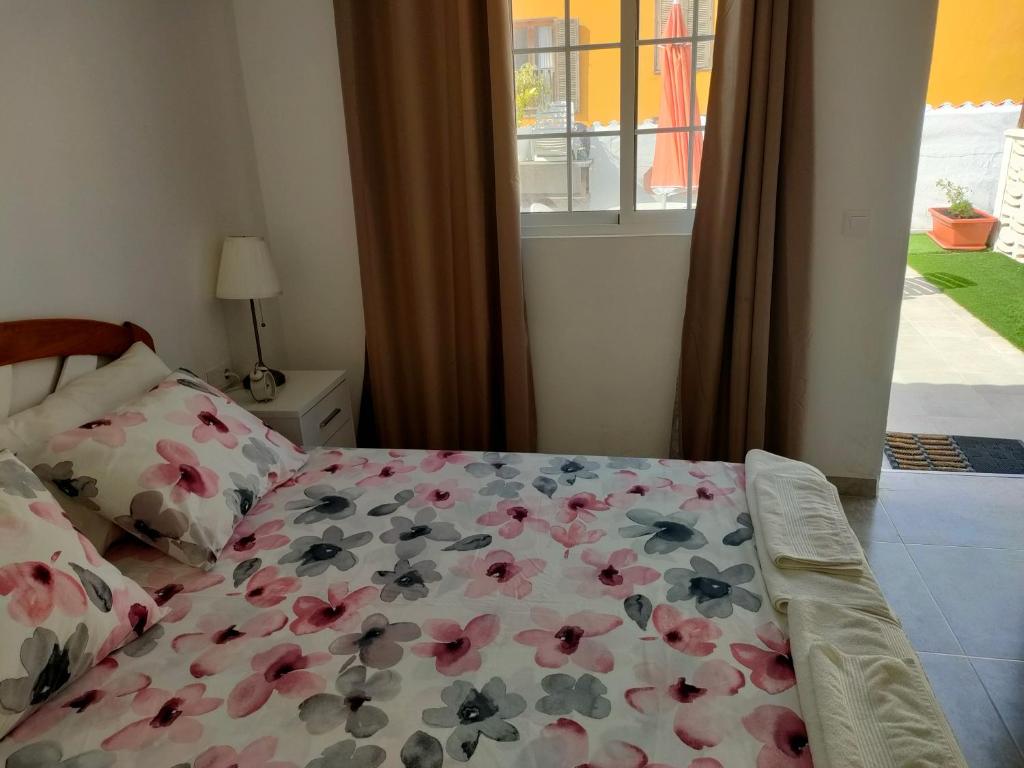 罗萨里奥港Casa Alba 2的一间卧室,床上放着鲜花