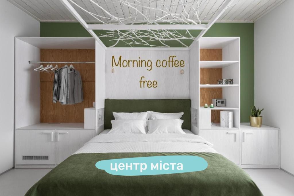 敖德萨City Hotel Bortoli by Ribas的一间卧室,配有一张床和一个亮云母标志