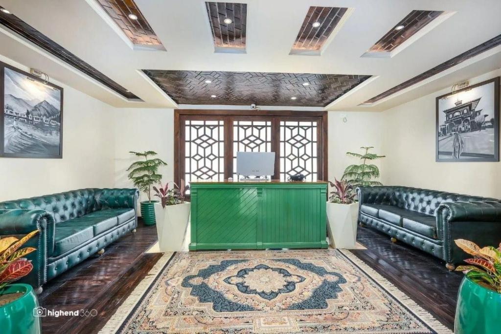 斯利那加Hotel Ocean, Shrinagar的大堂设有绿色皮沙发及讲台