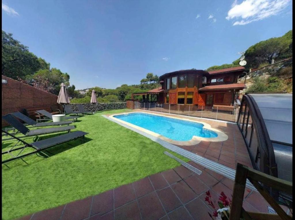 马塔罗Nordica的庭院中带游泳池的房子