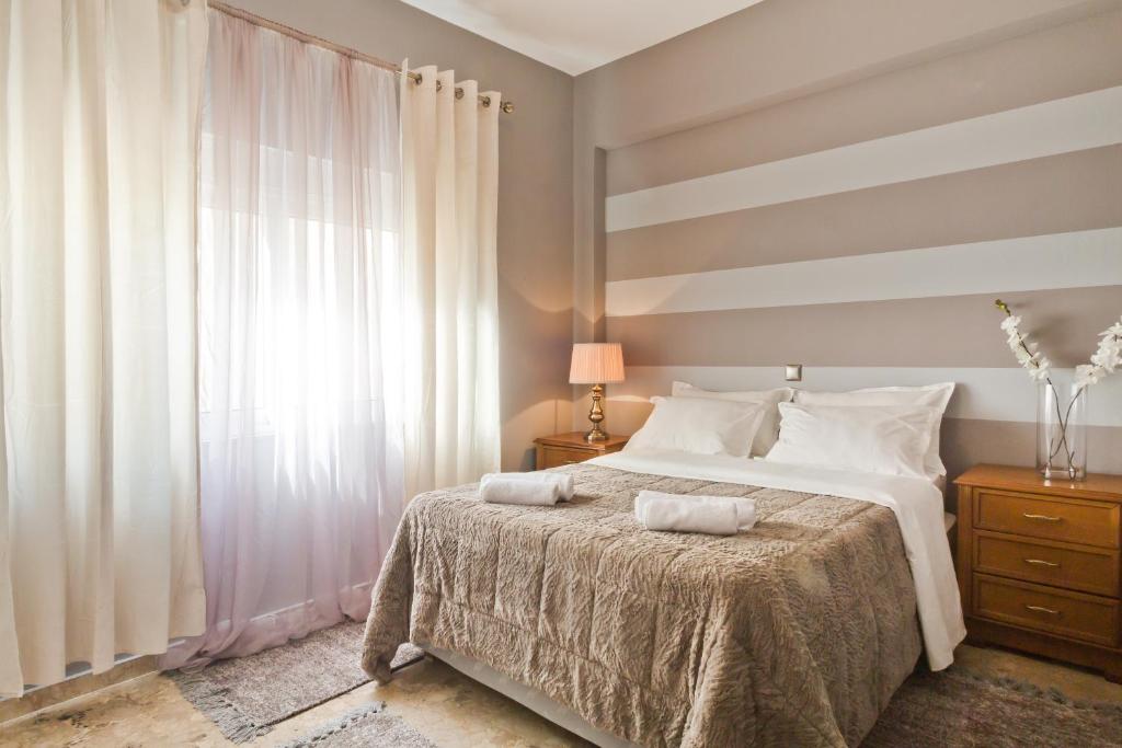 卡尔帕索斯APARTMENT DOWNTOWN的一间卧室设有一张大床和一个窗户。