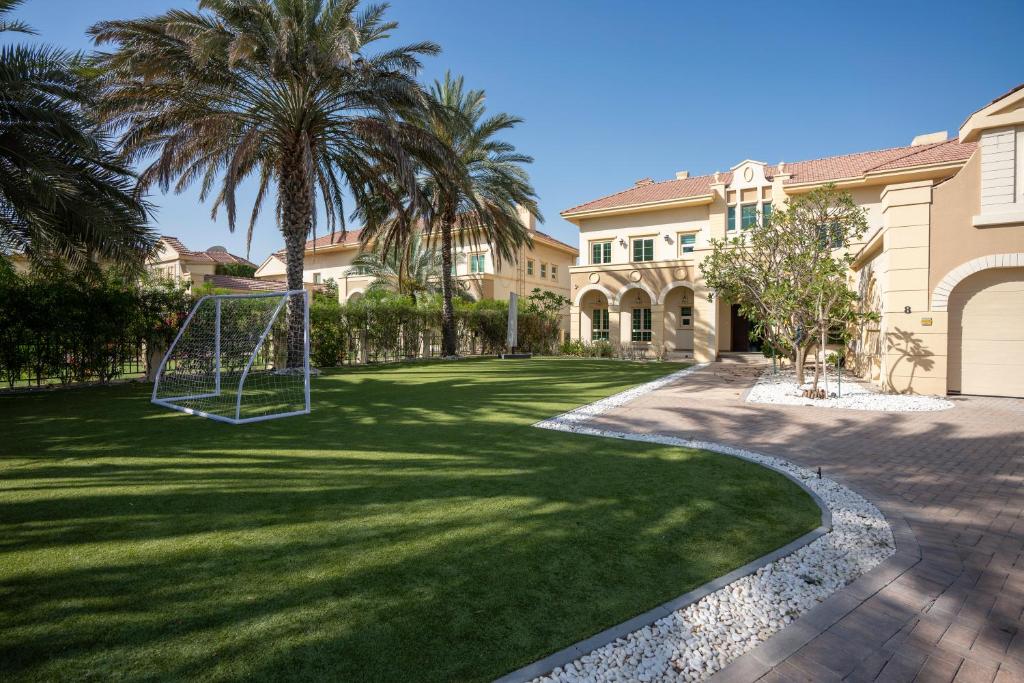 迪拜Jumeirah Islands Private Pool Villa的草地上摆动的院子