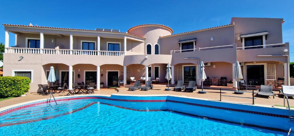 卢斯Casa Rosa Montes的一座房子前面设有游泳池