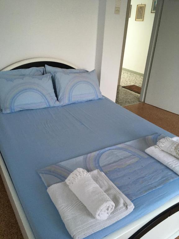 ÓrmosSeaby Apartment的蓝色的床,上面有毛巾