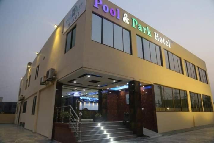 拉合尔Pool & Park Hotel的食品和球面包店前方的建筑