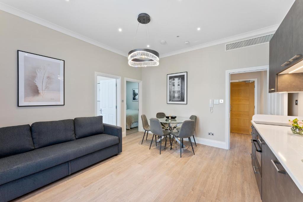 伦敦Cleveland Residences Paddington的带沙发和桌子的客厅