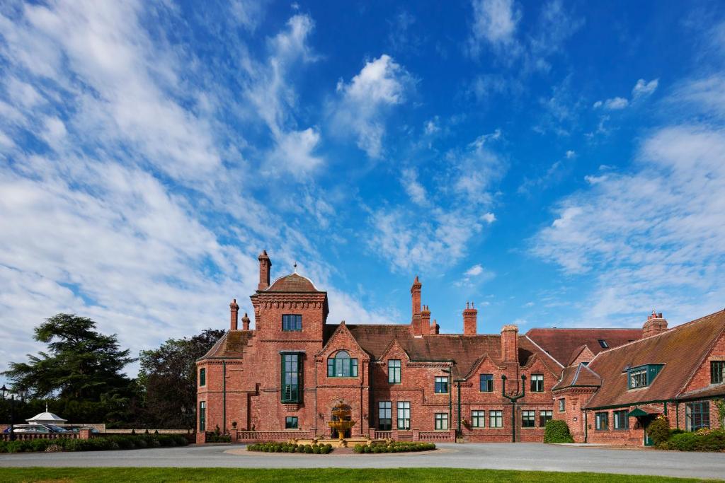 艾尔德沃克Aldwark Manor Estate的一座大砖砌建筑,背景是蓝天